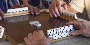 Qué cubano no ha jugado un partido de dominó, creo que todos alguna vez  nos hemos sentado a disfrutar de este fascinante juego de mesa. En Cuba se puede decir que el juego de dominó es nuestro verdadero deporte nacional